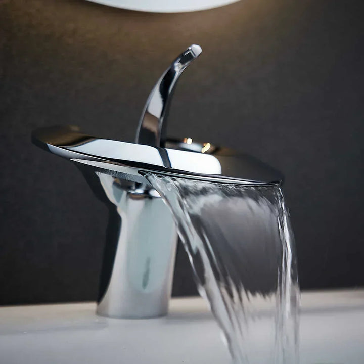 Copperflow – Batteri badrums z vattenfall, ett hål