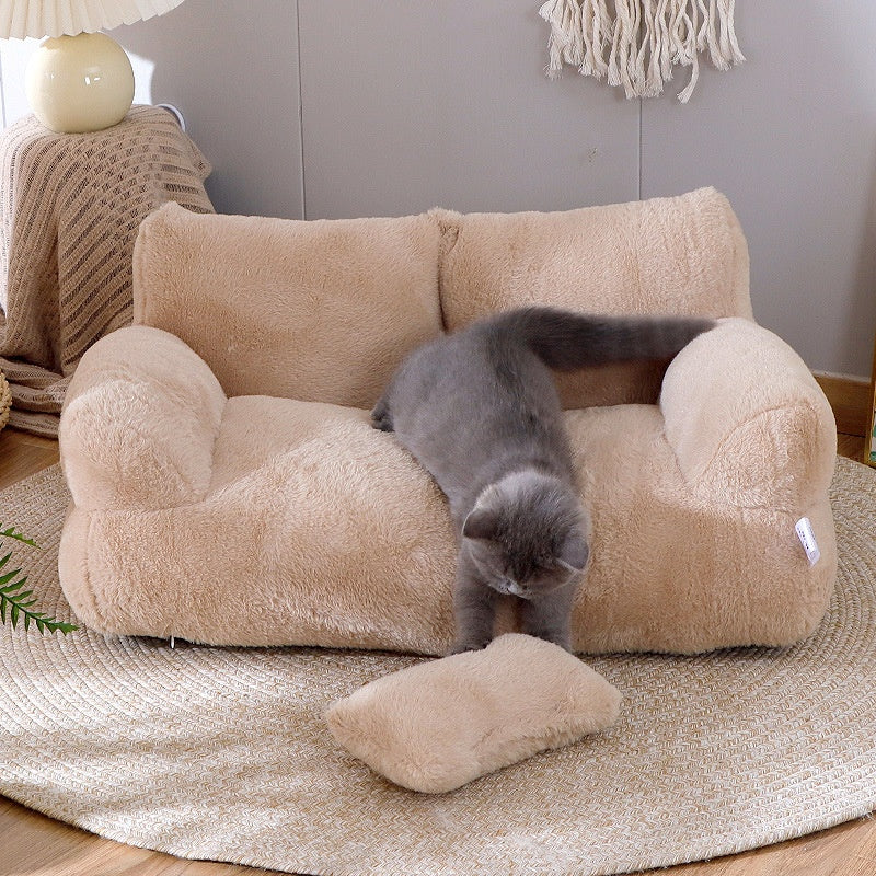 Katt ligger i plyschig kattsoffa