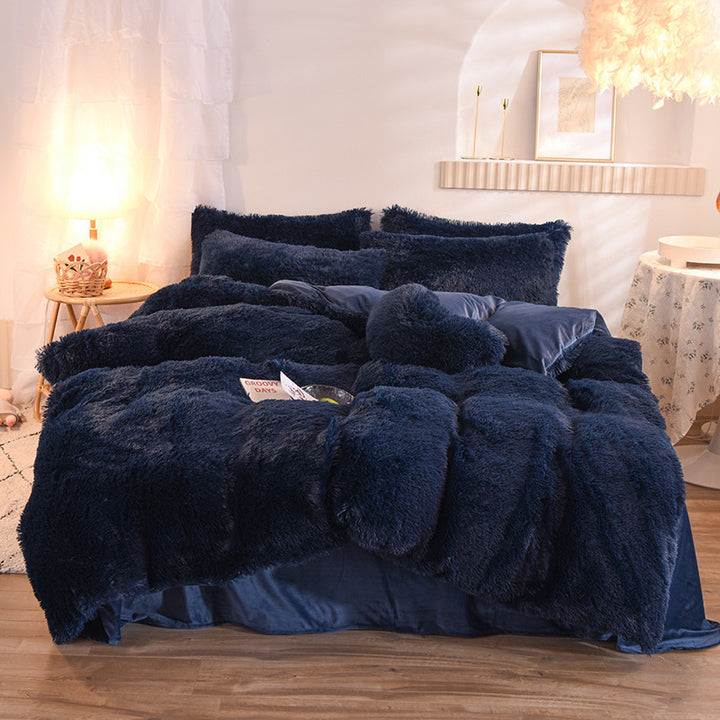 Fluffigt påslakanset i beige på dubbelsäng