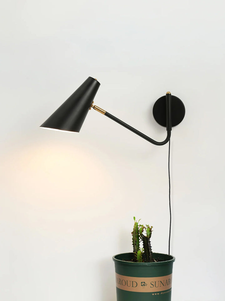 Apex Vägglampa med Kontakt