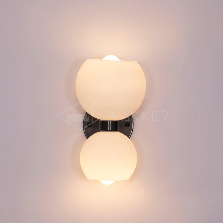 Betty Vägglampa