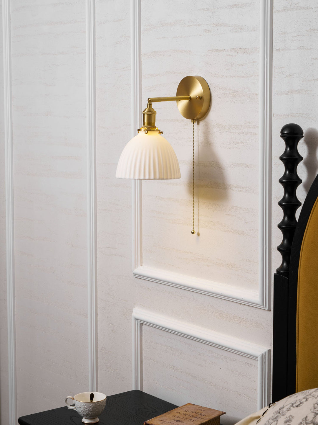 Vägglampa i keramik med plissering i mässing