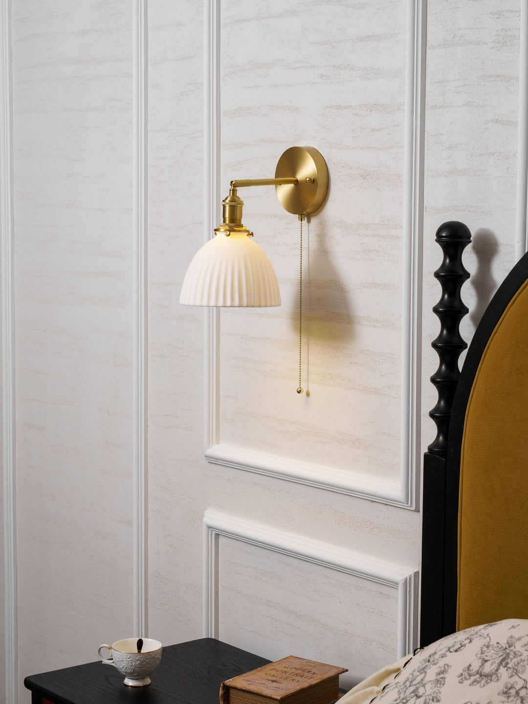 Vägglampa i keramik med plissering i mässing