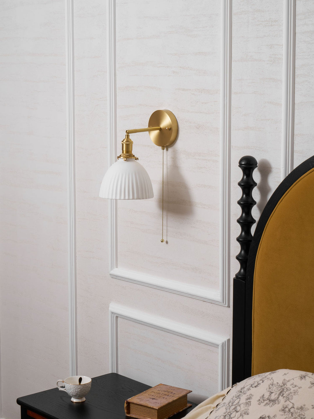 Vägglampa i keramik med plissering i mässing