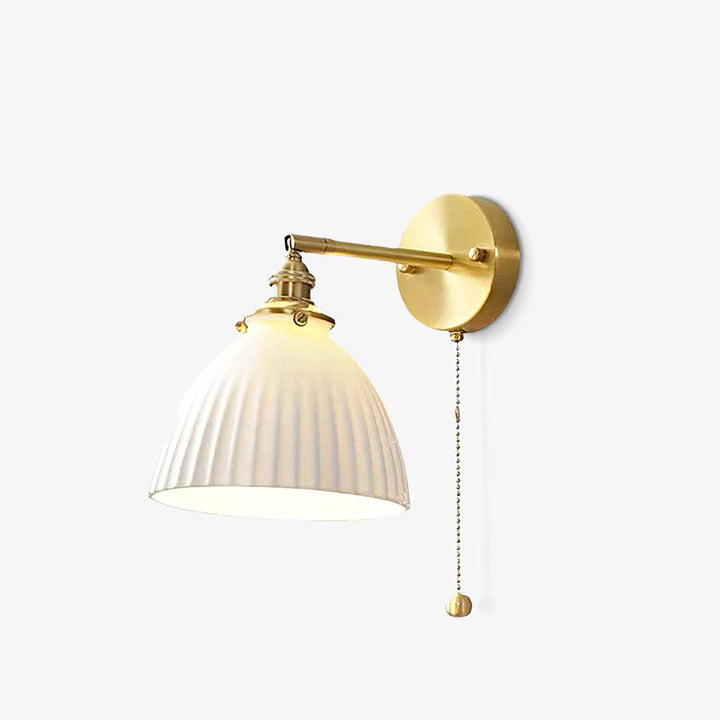 Vägglampa i keramik med plissering i mässing