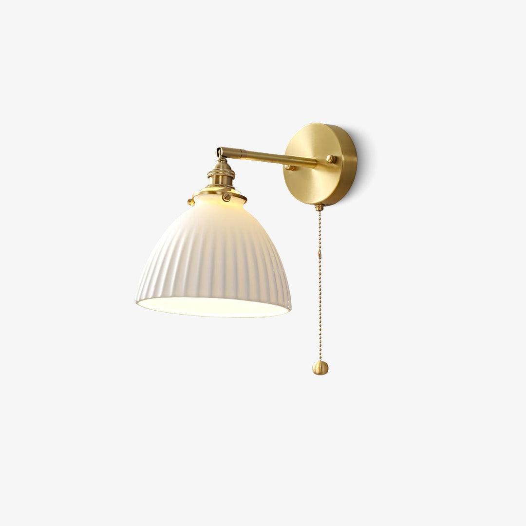 Vägglampa i keramik med plissering i mässing