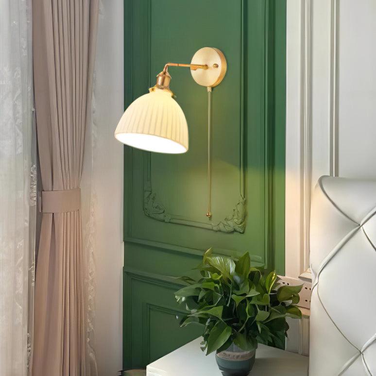 Vägglampa i keramik med plissering i mässing