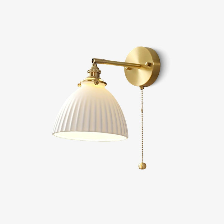 Vägglampa i keramik med plissering i mässing