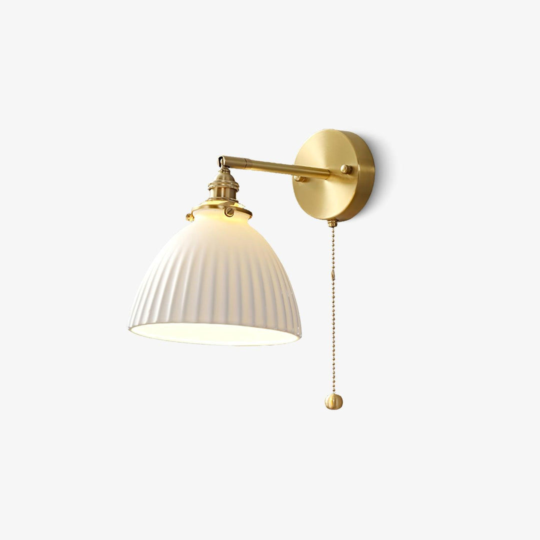 Vägglampa i keramik med plissering i mässing