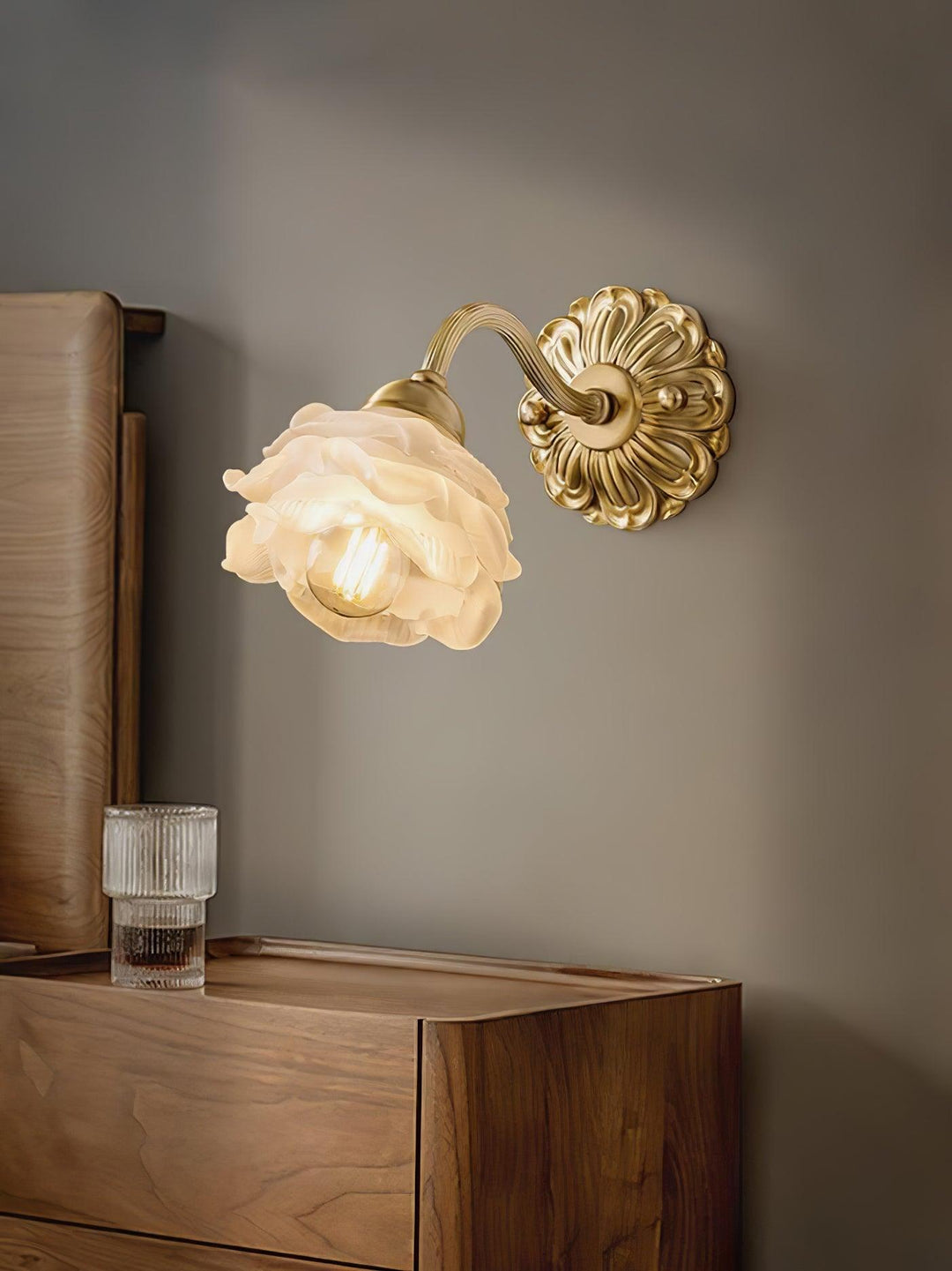 Brass Rose Vägglampa