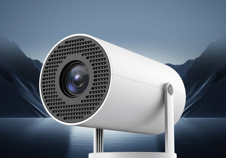 Mini projektor som visar film på väggen