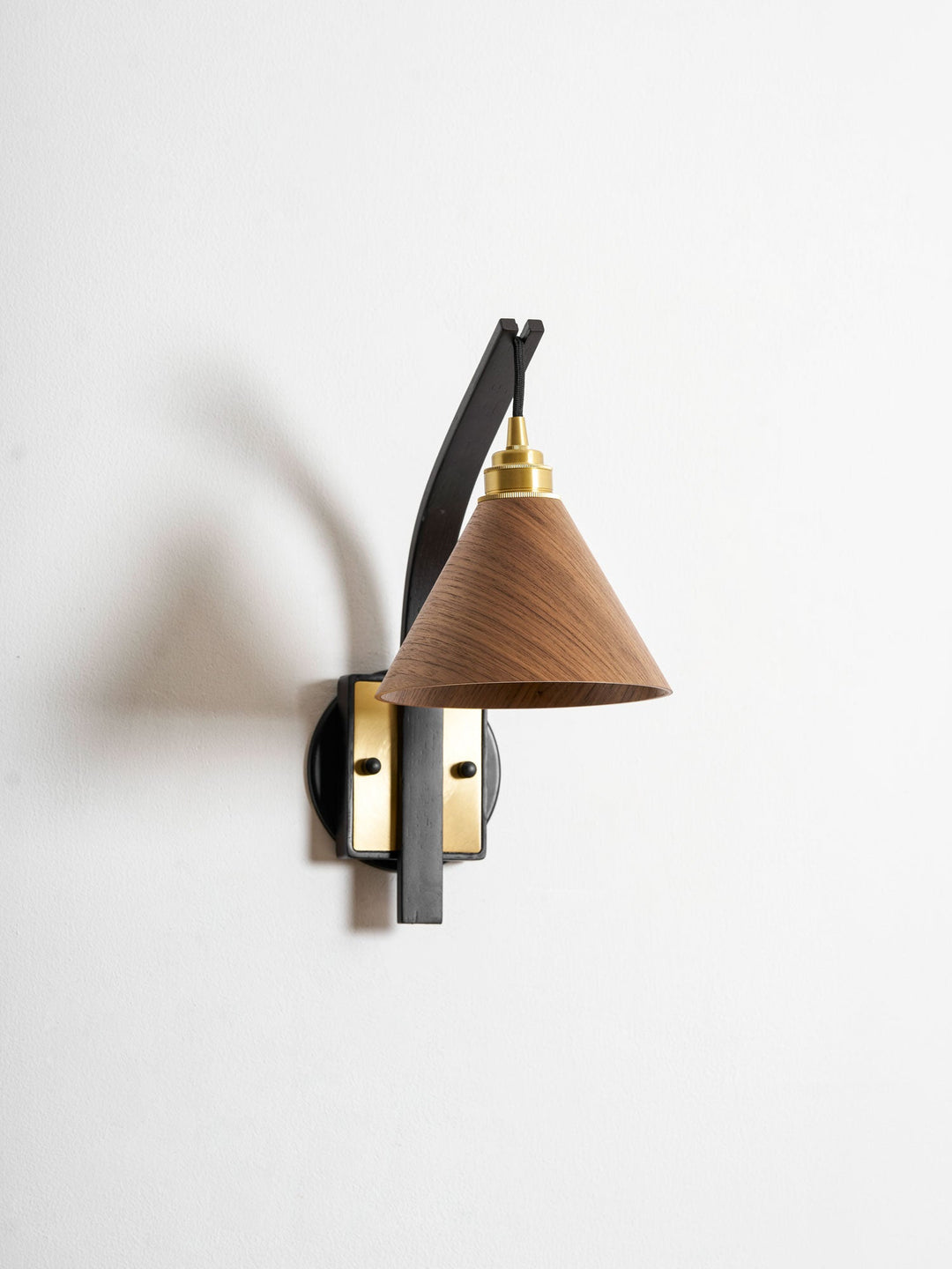 Camber Arc Vägglampa