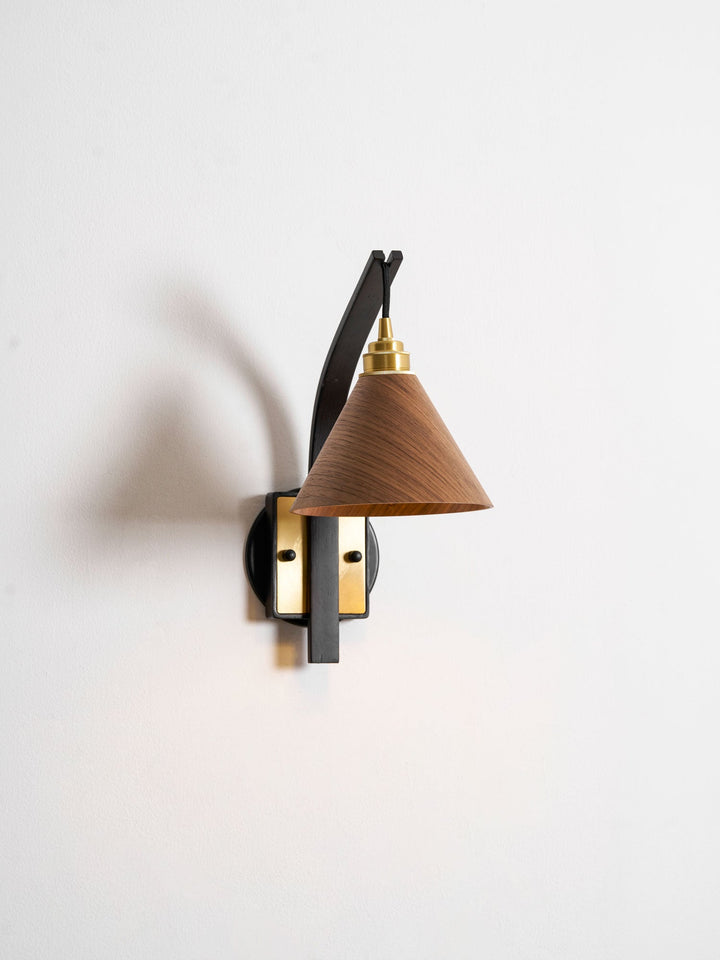 Camber Arc Vägglampa