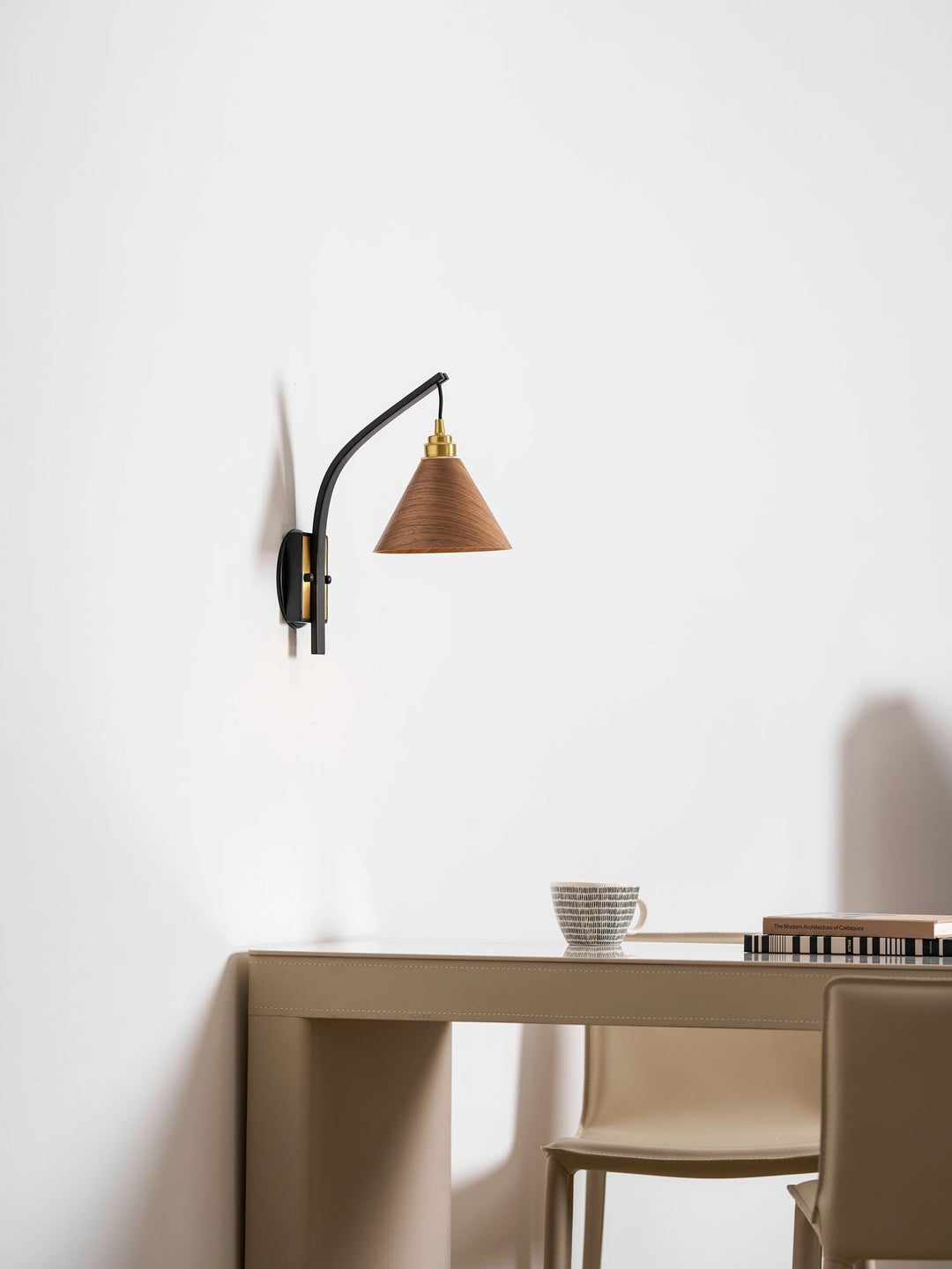 Camber Arc Vägglampa