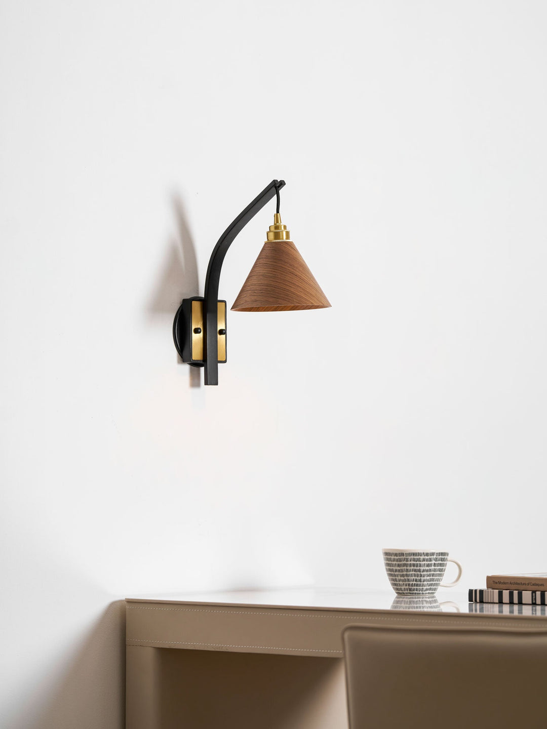 Camber Arc Vägglampa