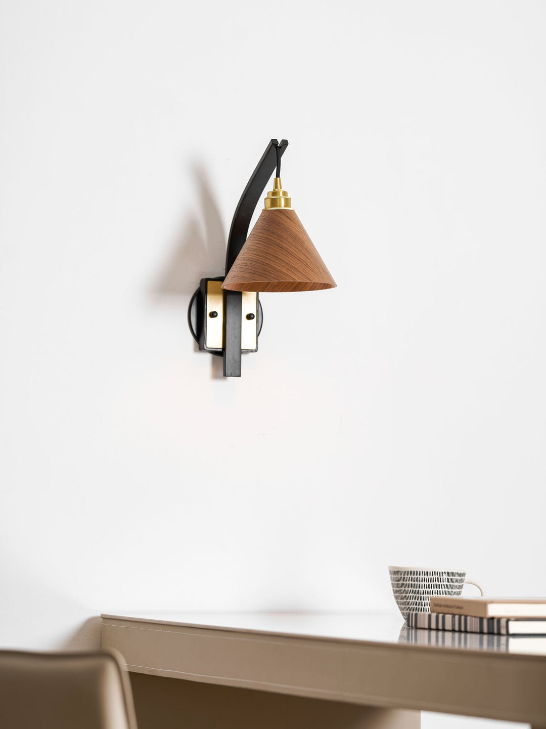 Camber Arc Vägglampa