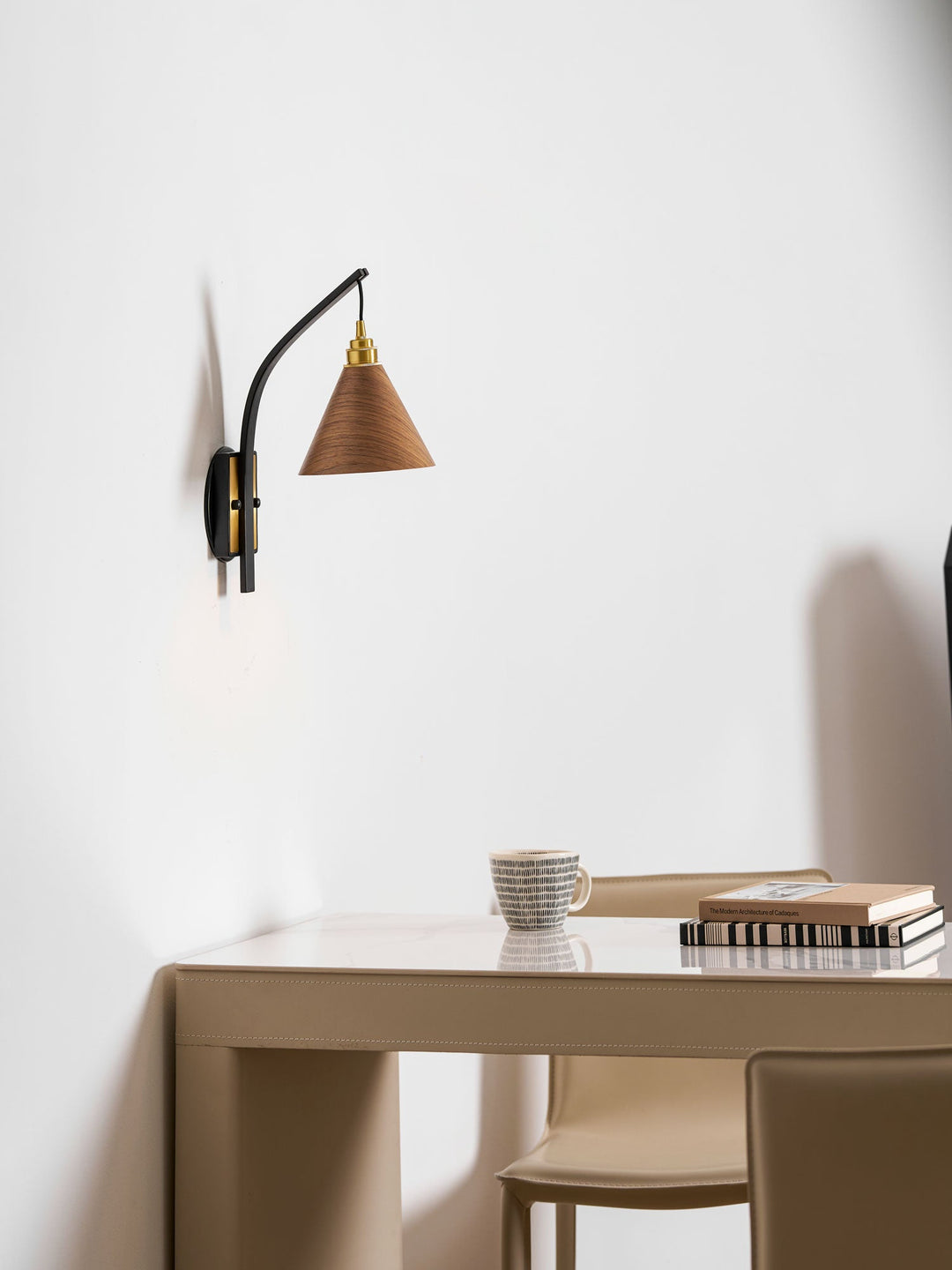 Camber Arc Vägglampa