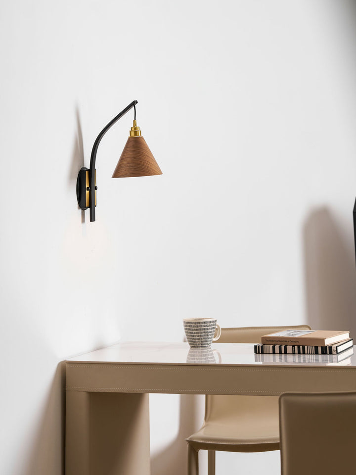 Camber Arc Vägglampa