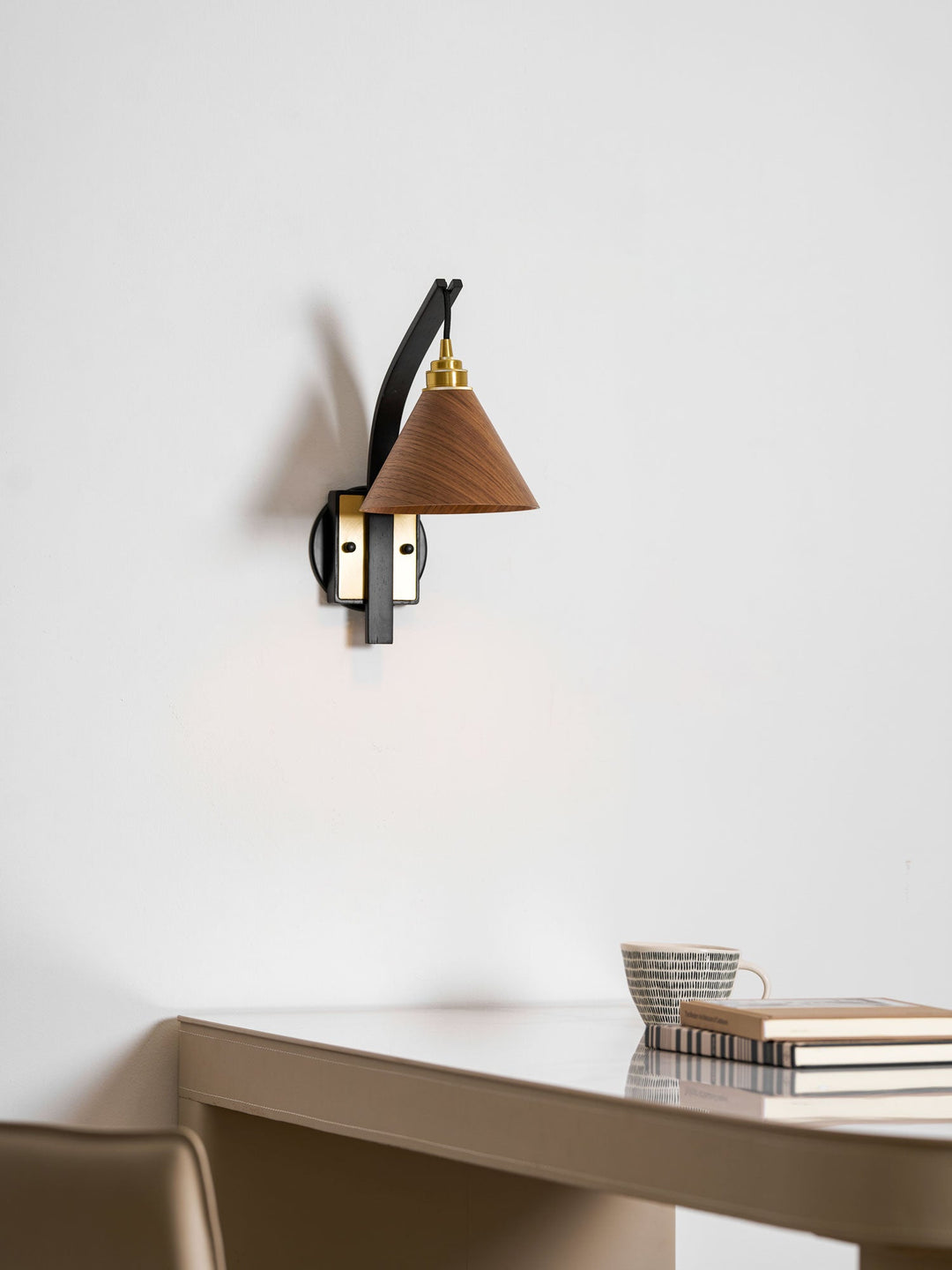 Camber Arc Vägglampa