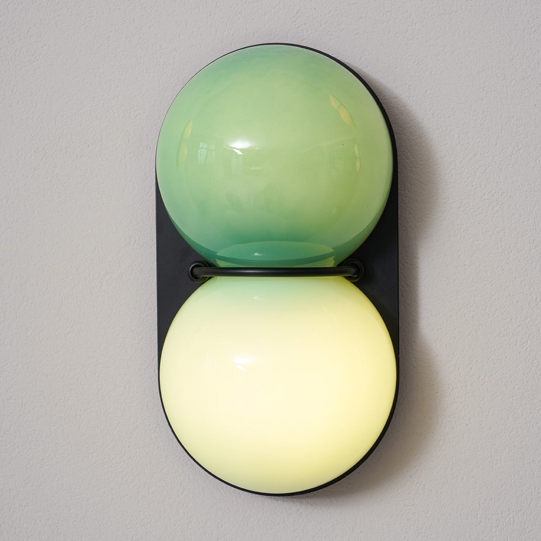 Två glob glas vägglampa