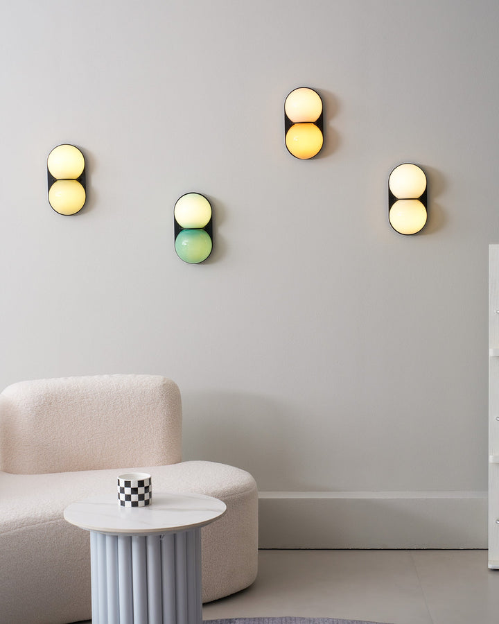 Två glob glas vägglampa
