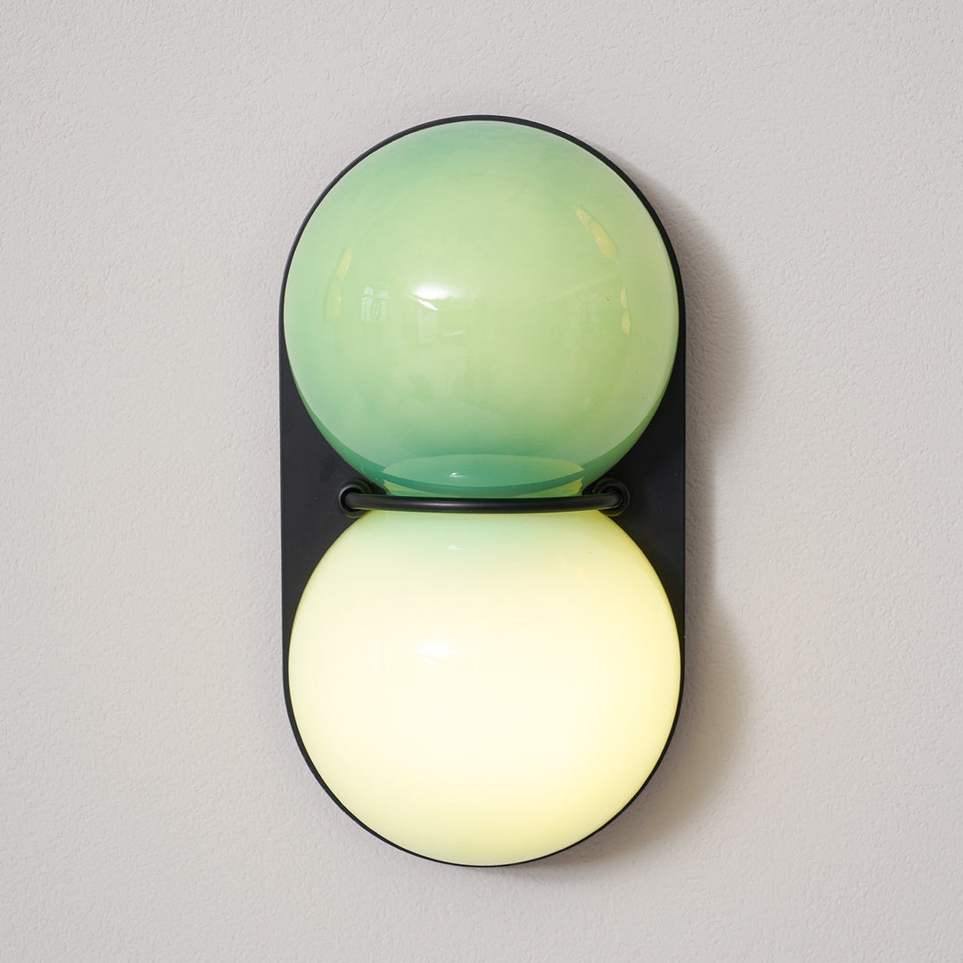 Två glob glas vägglampa