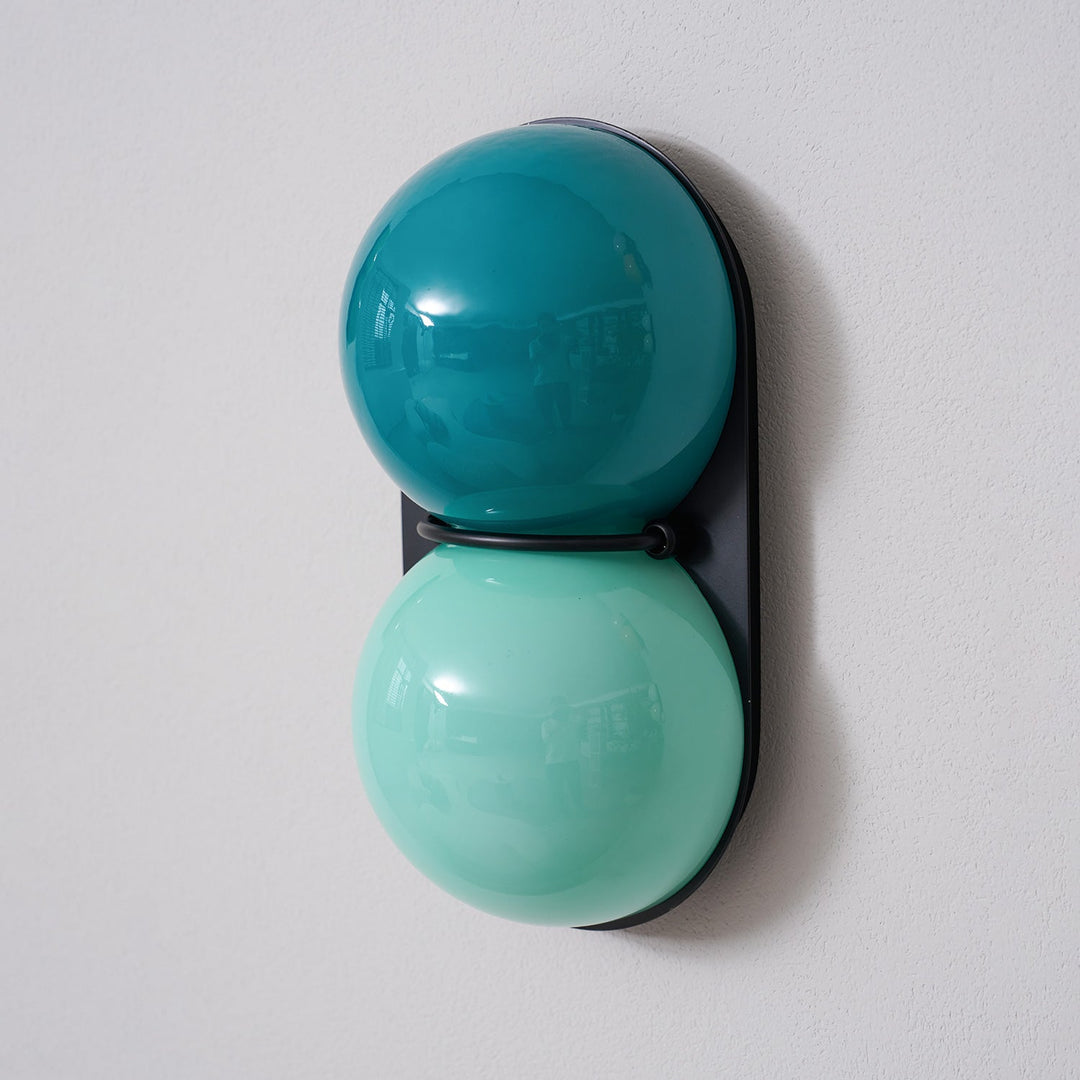Två glob glas vägglampa