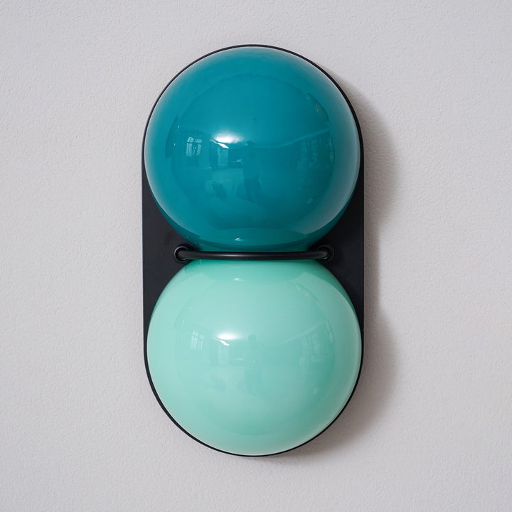 Två glob glas vägglampa