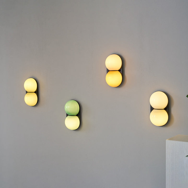 Två glob glas vägglampa