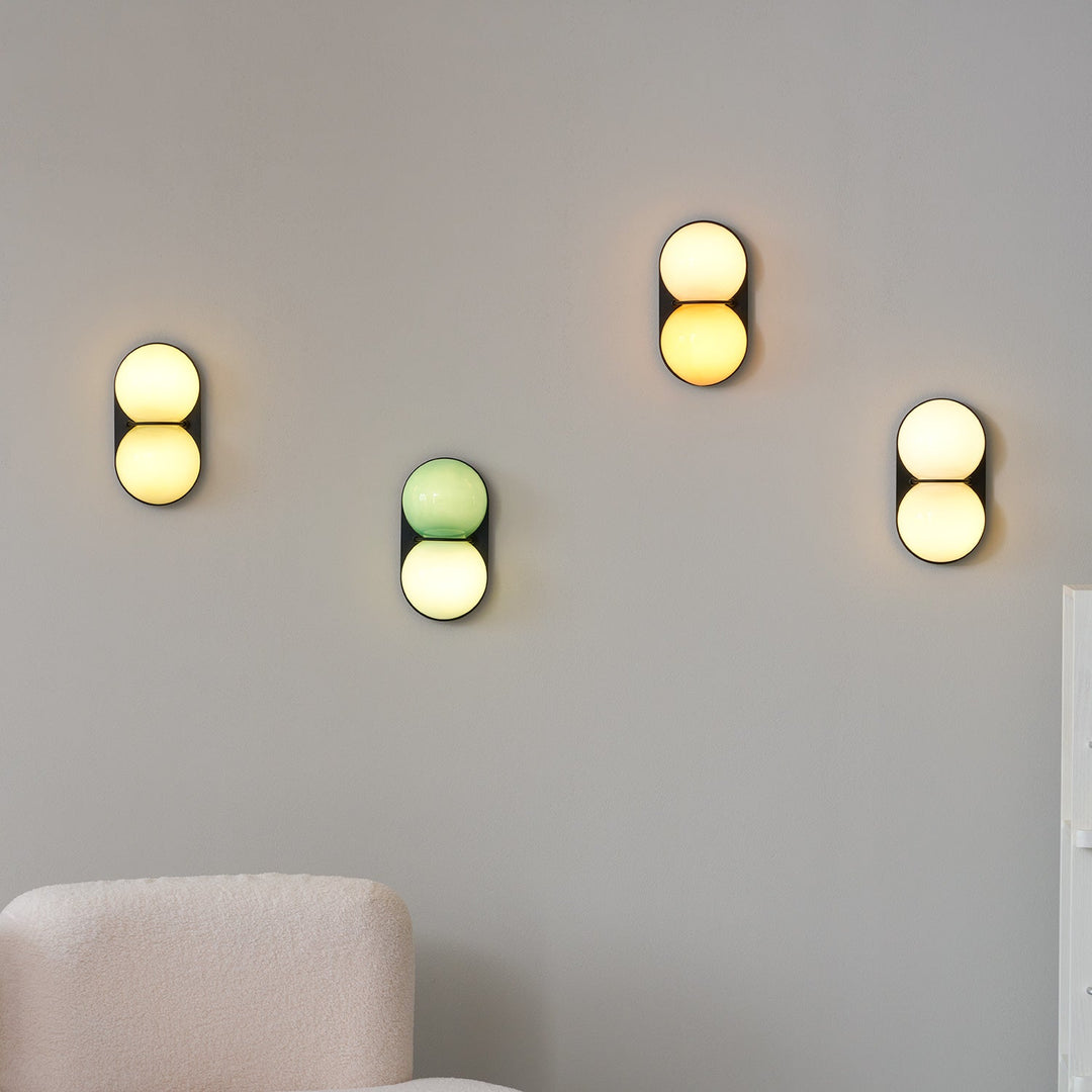 Två glob glas vägglampa