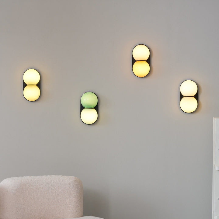 Två glob glas vägglampa