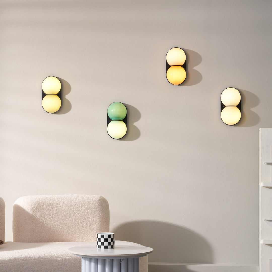 Två glob glas vägglampa