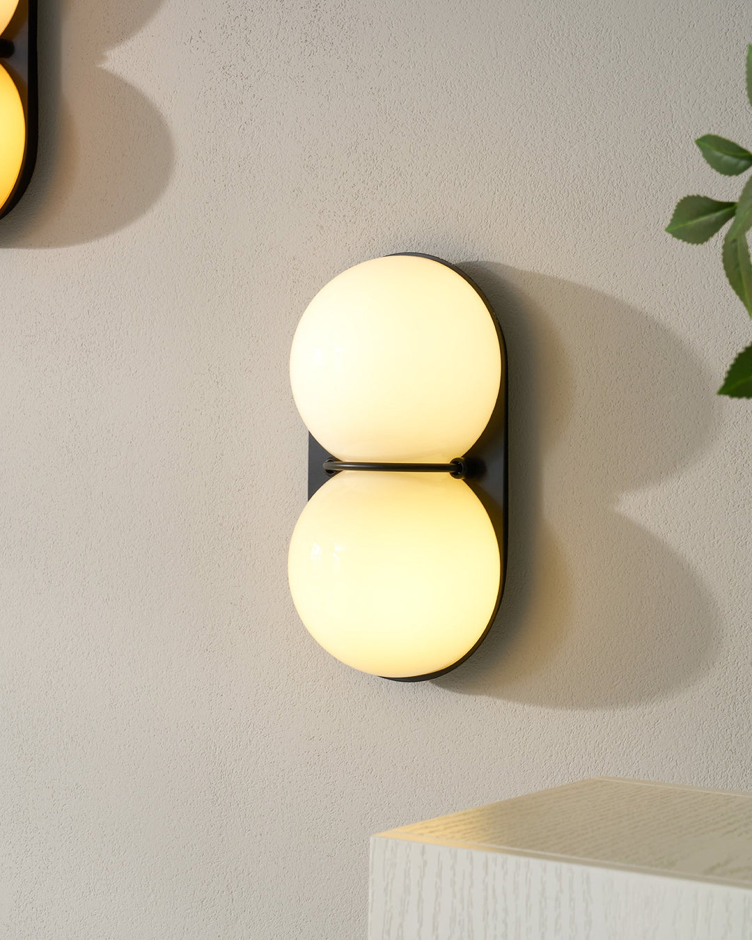 Två glob glas vägglampa