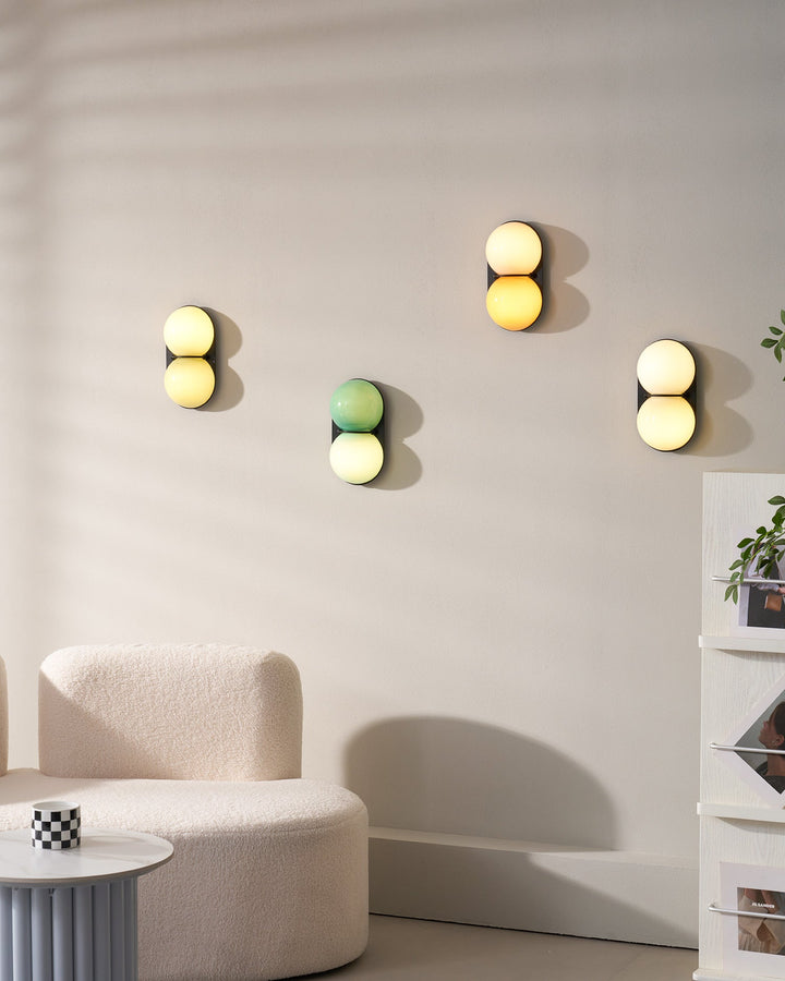 Två glob glas vägglampa