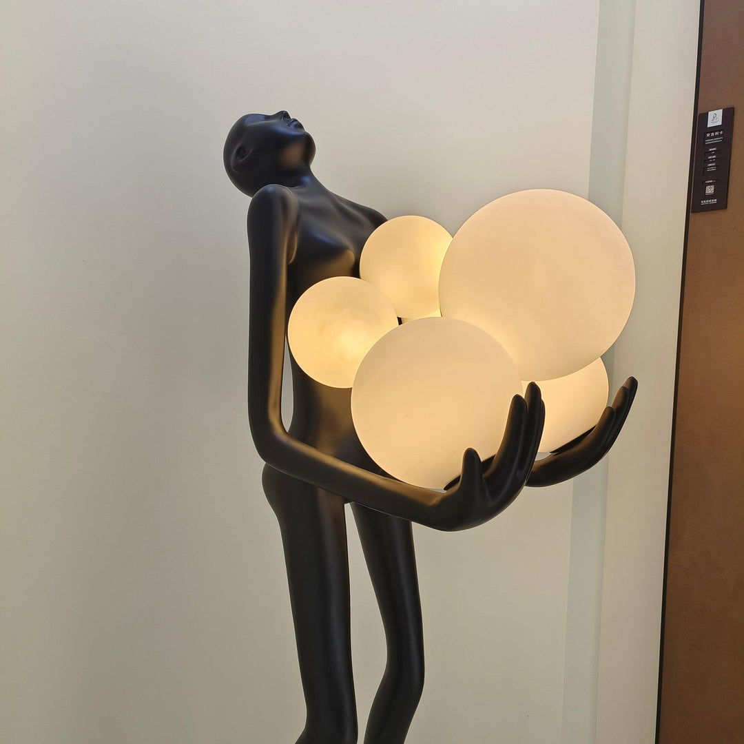 Omfamna Skulptur Golvlampa