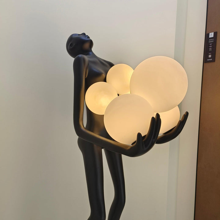 Omfamna Skulptur Golvlampa