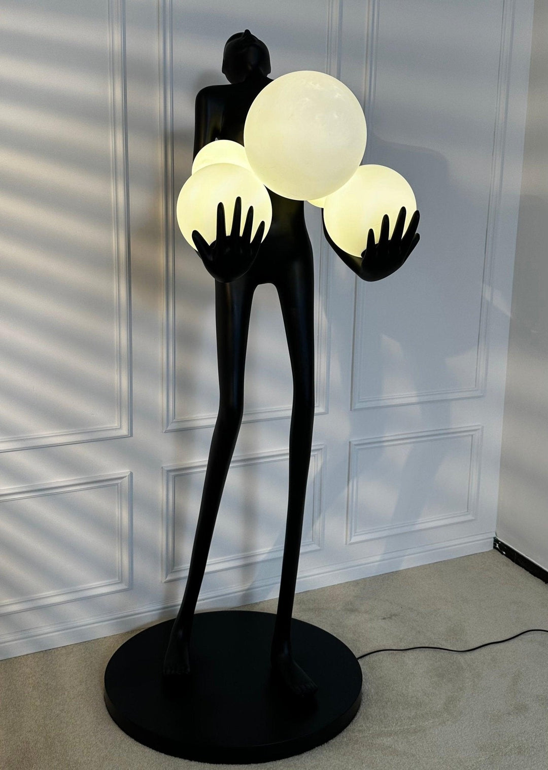 Omfamna Skulptur Golvlampa