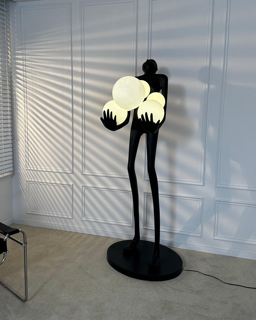 Omfamna Skulptur Golvlampa