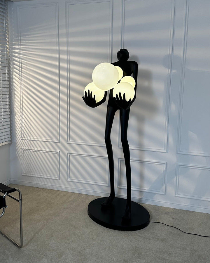 Omfamna Skulptur Golvlampa