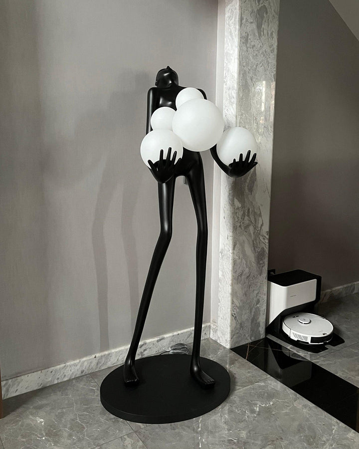 Omfamna Skulptur Golvlampa