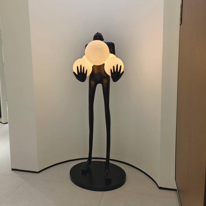 Omfamna Skulptur Golvlampa