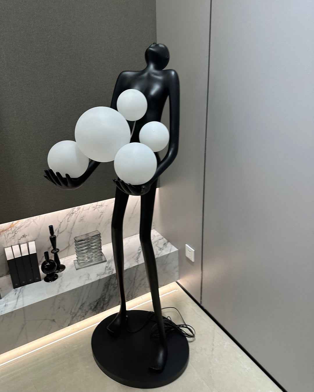 Omfamna Skulptur Golvlampa