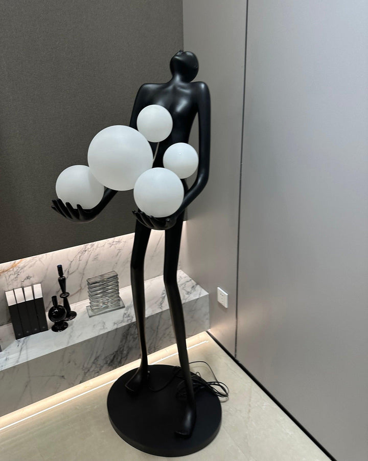 Omfamna Skulptur Golvlampa