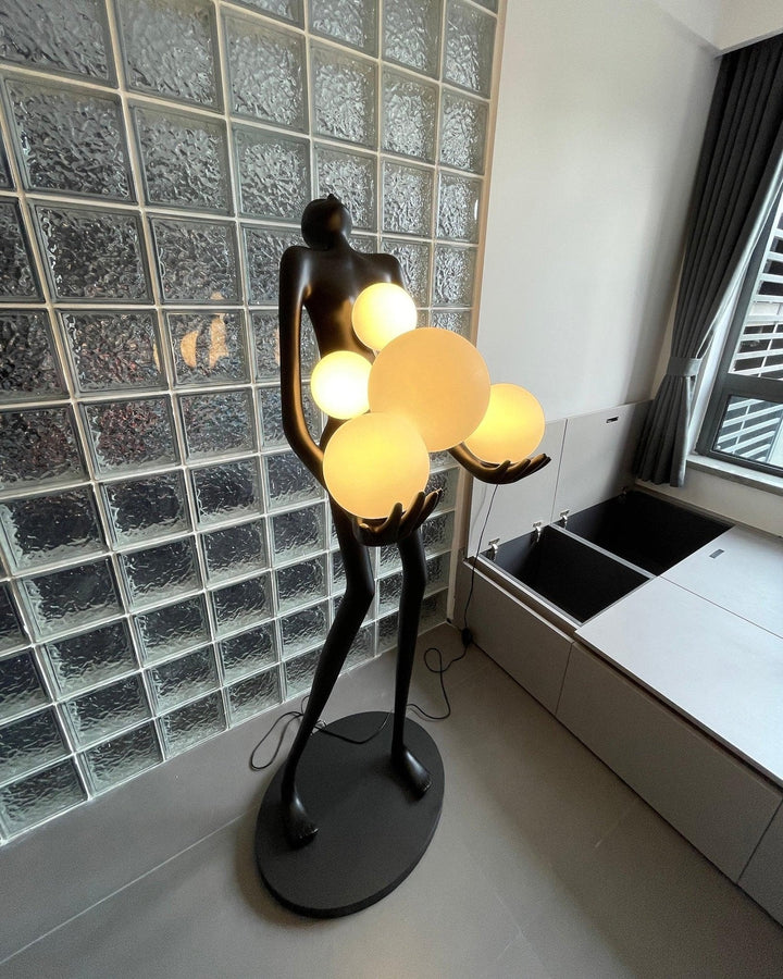 Omfamna Skulptur Golvlampa