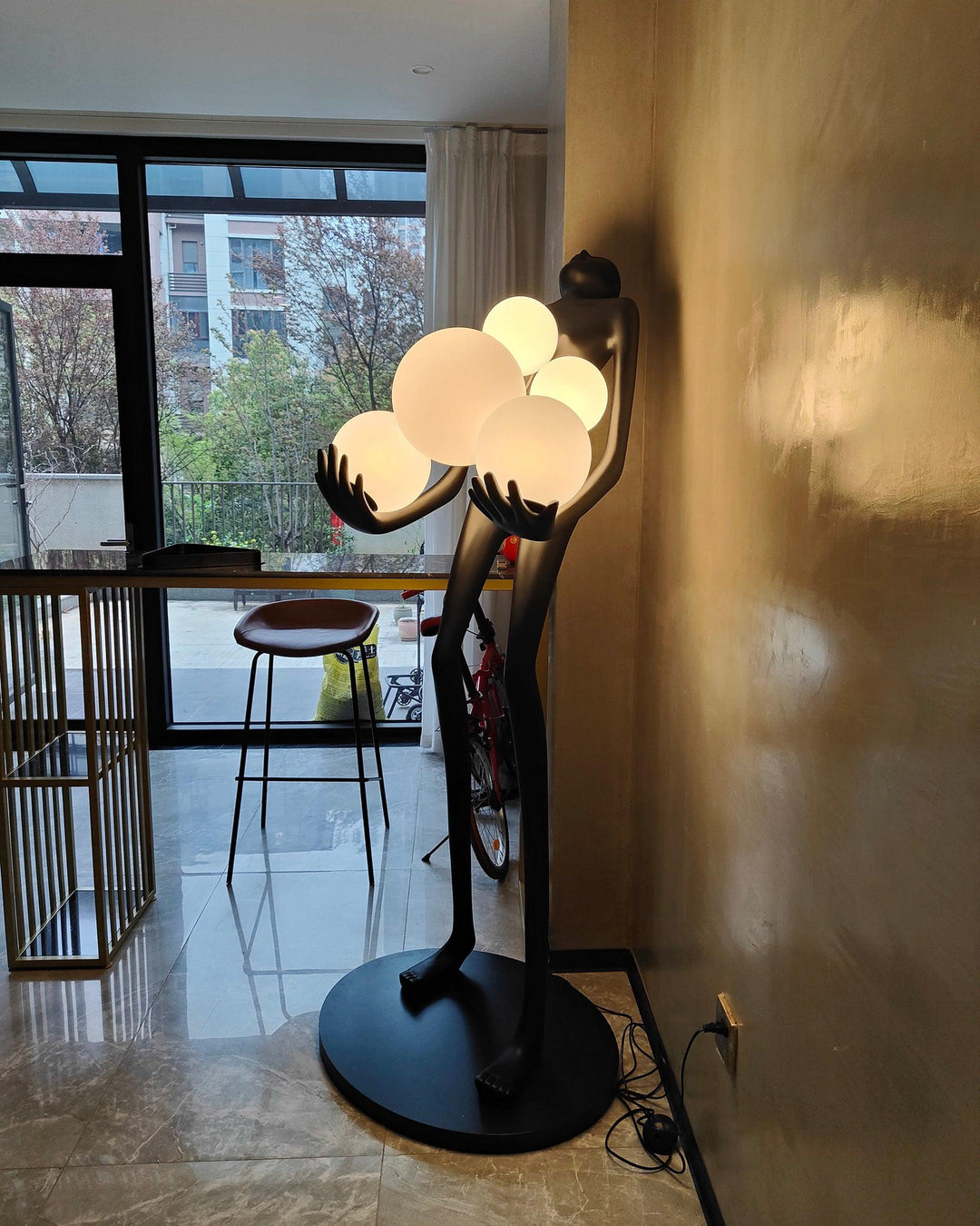 Omfamna Skulptur Golvlampa