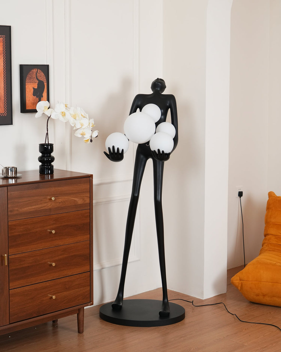 Omfamna Skulptur Golvlampa