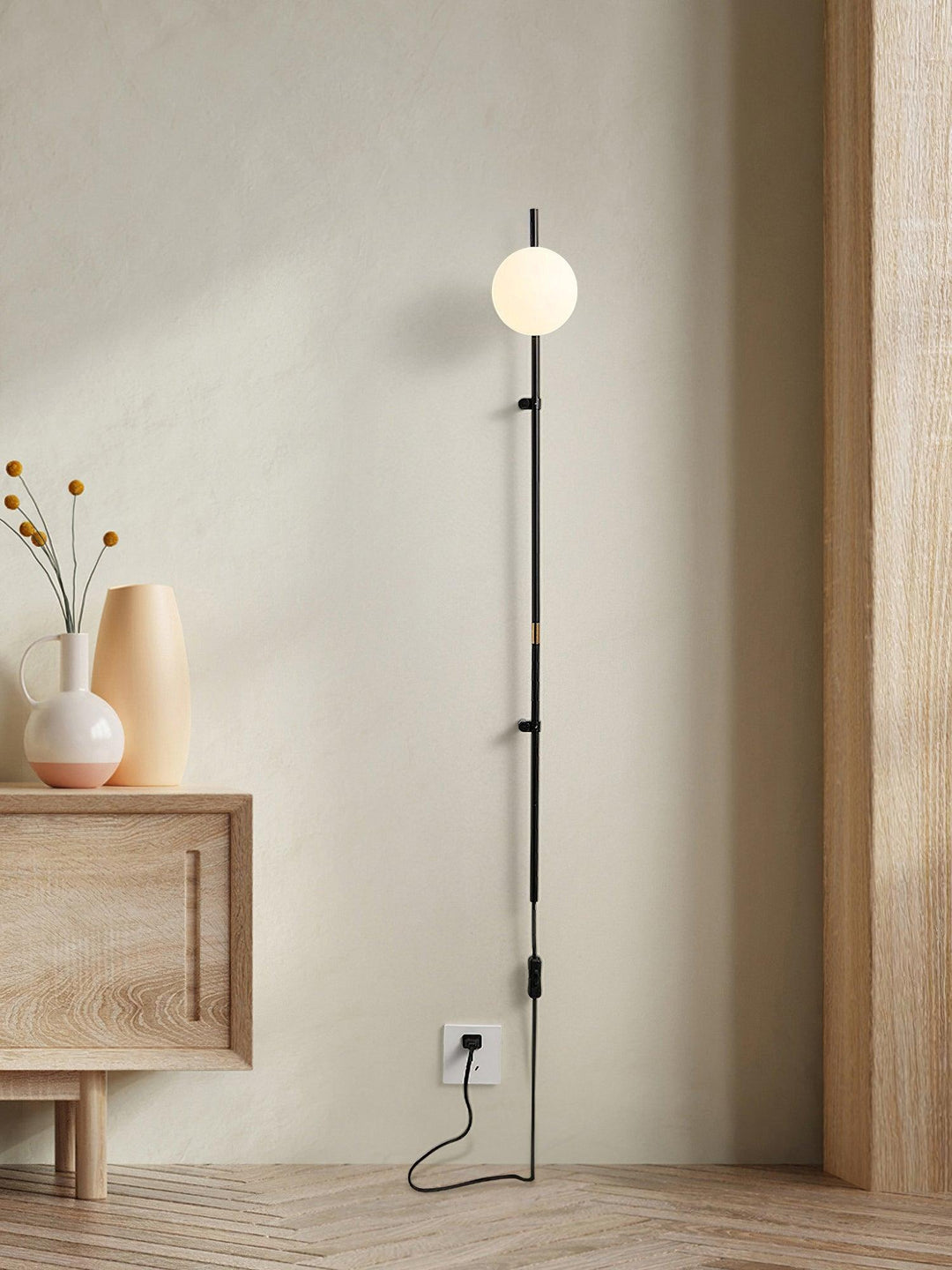 Funiculi Plug In Vägglampa