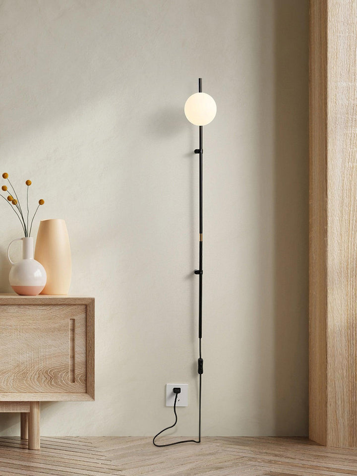 Funiculi Plug In Vägglampa