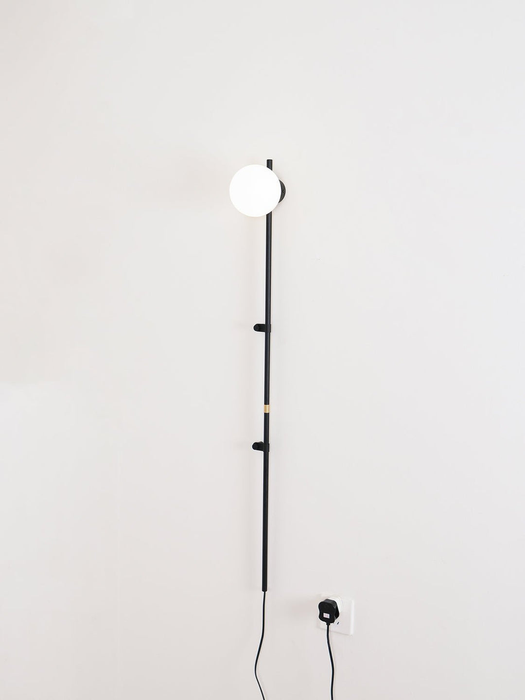 Funiculi Plug In Vägglampa