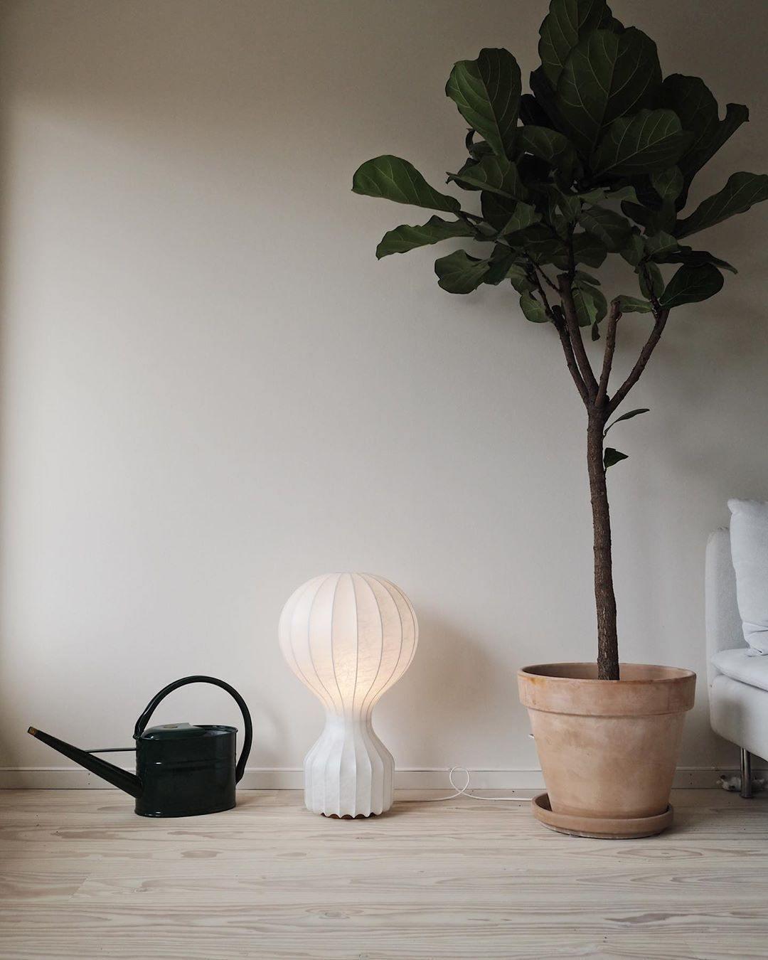 Lampa med bord i form av en varmluftsballong